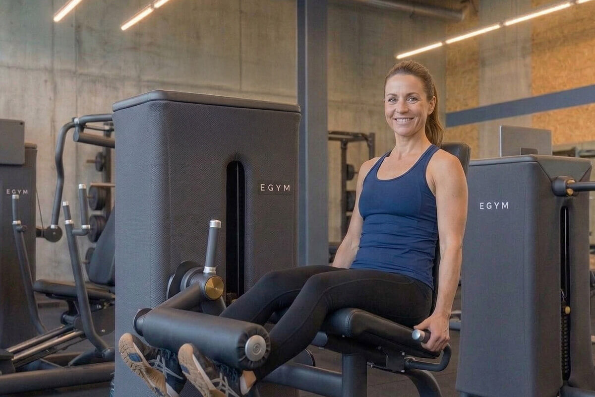 Junge Frau bei einer Übung auf einem Zirkeltraining-Gerät im N1 Cumminity Gym in Hassloch